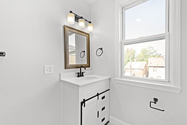 Building Photo - Stunning 5 bedroom home in Mt. Washington available June 1!