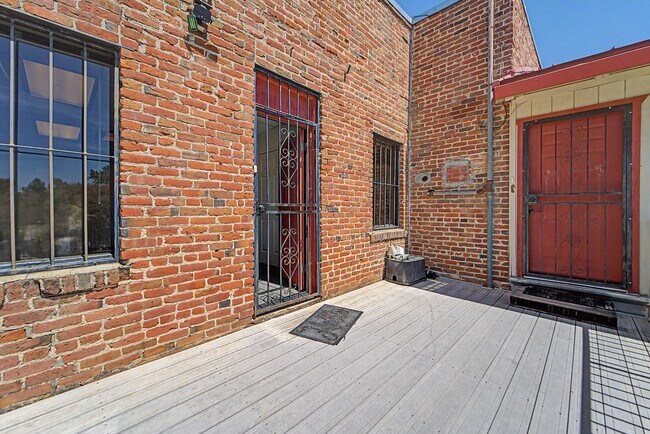 Building Photo - 1113