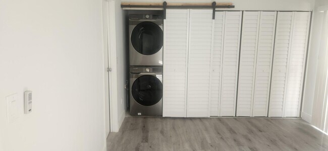 Building Photo - 59 Saxony B