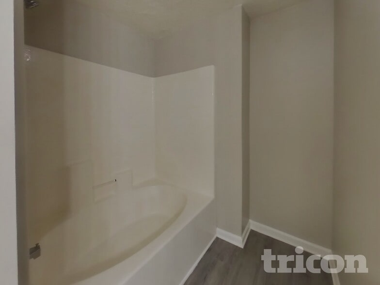 Building Photo - 2024 Meadow Glen Cir