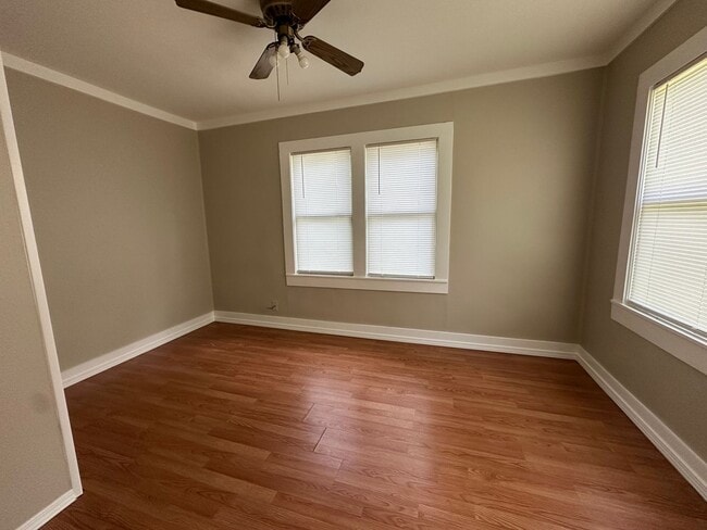 Building Photo - Welcome to this charming 2-bedroom, 1-bath...