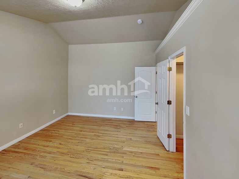 Building Photo - 3750 Suffolk Cir