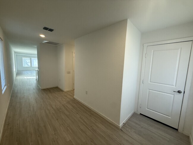 Building Photo - 10727 Vesta Curv