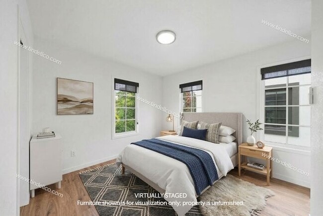 Building Photo - Sleek 3-Level Townhome in Hosford-Abernethy – Pet Friendly with W/S/G Included! Available Now!