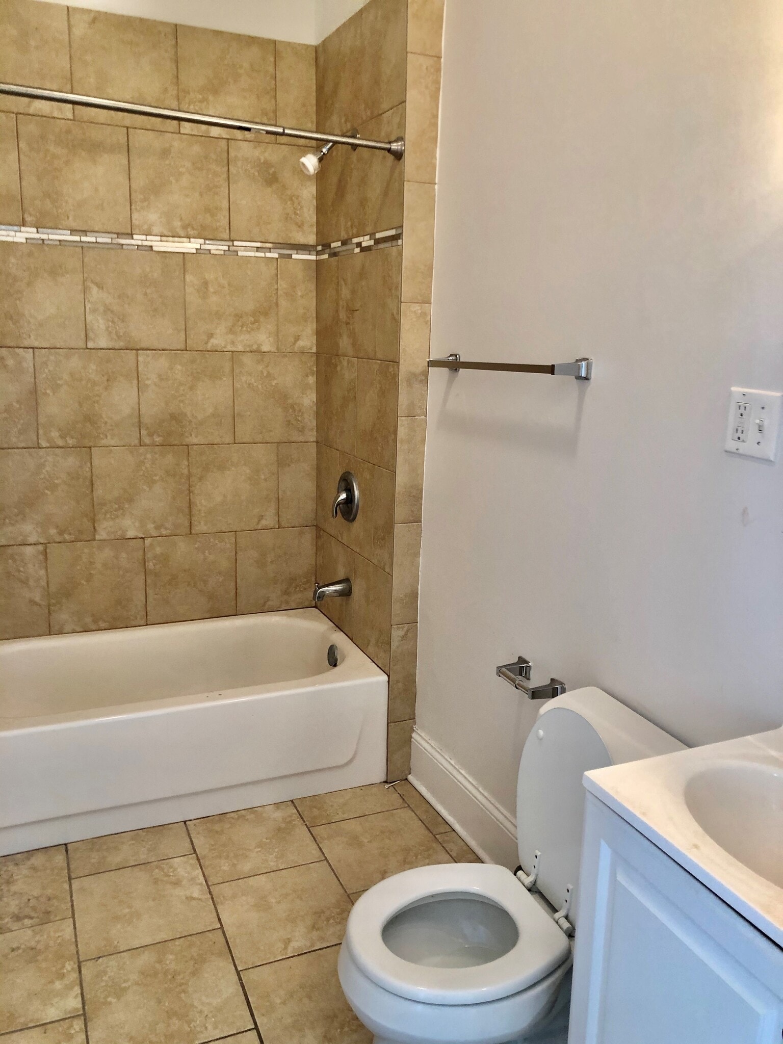 Building Photo - 1916 N Lincoln Park W