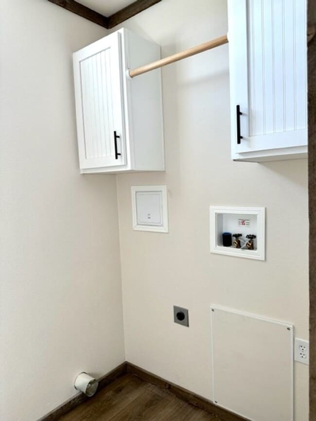 Building Photo - Stunning interior of this single level hom...