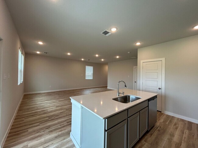 Building Photo - Walking Distance to Long Creek High School / Fridge, Washer & Dryer Included / Fenced in Yard / N...