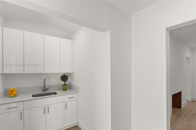 Building Photo - 2508 SW 10th St