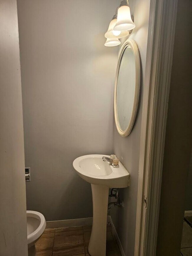 Building Photo - MOVE-IN SPECIAL 1/2 OFF 1ST MONTH'S RENT!!