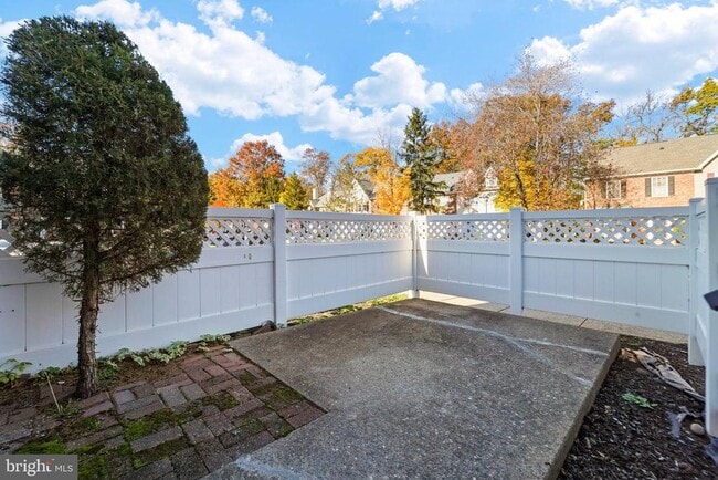 Building Photo - 194 Darwin Ln