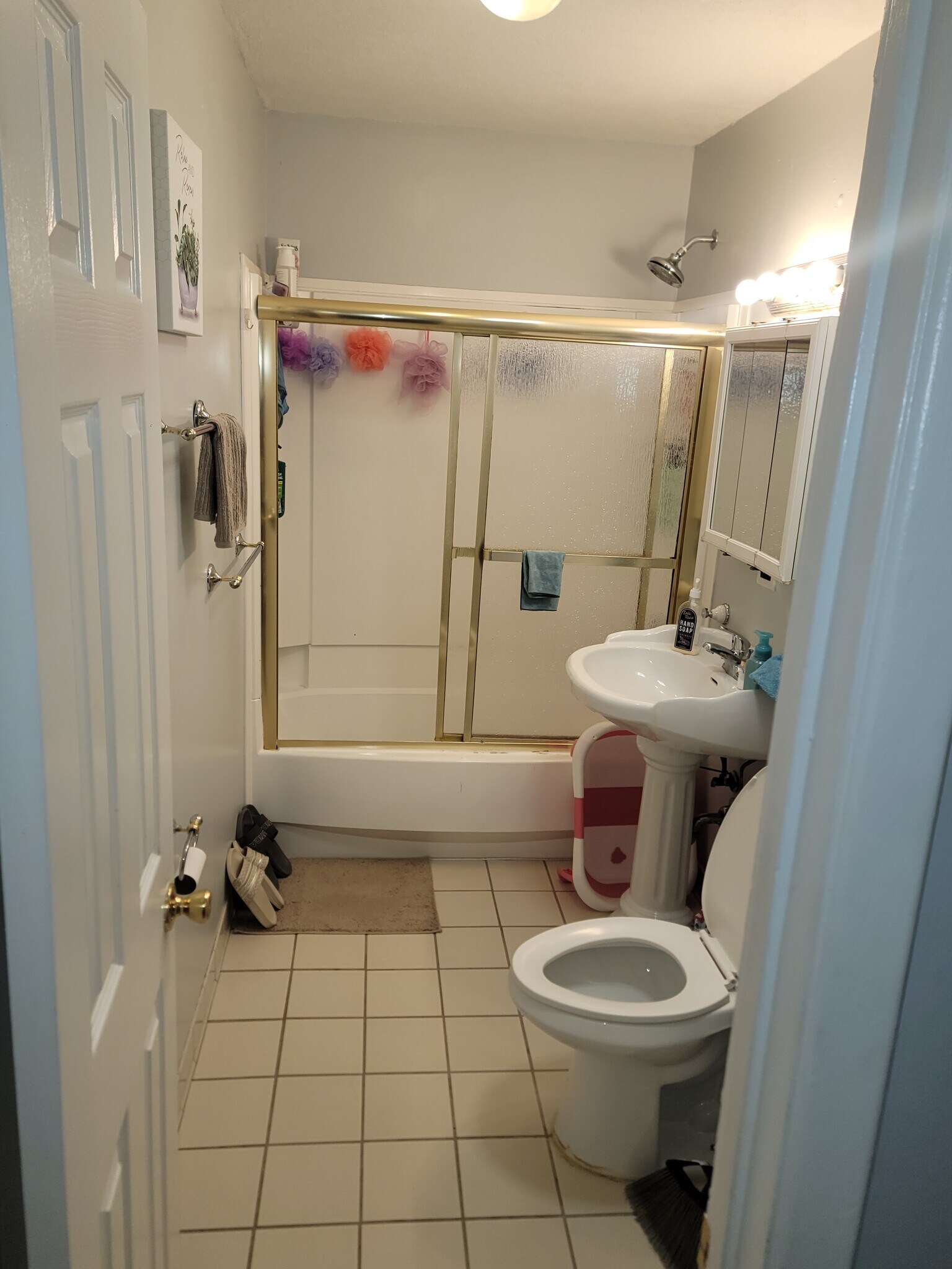 Full Bathroom - 14835 Anderson Ct