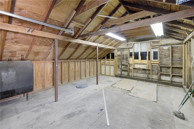 Building Photo - 8 Pine Ln