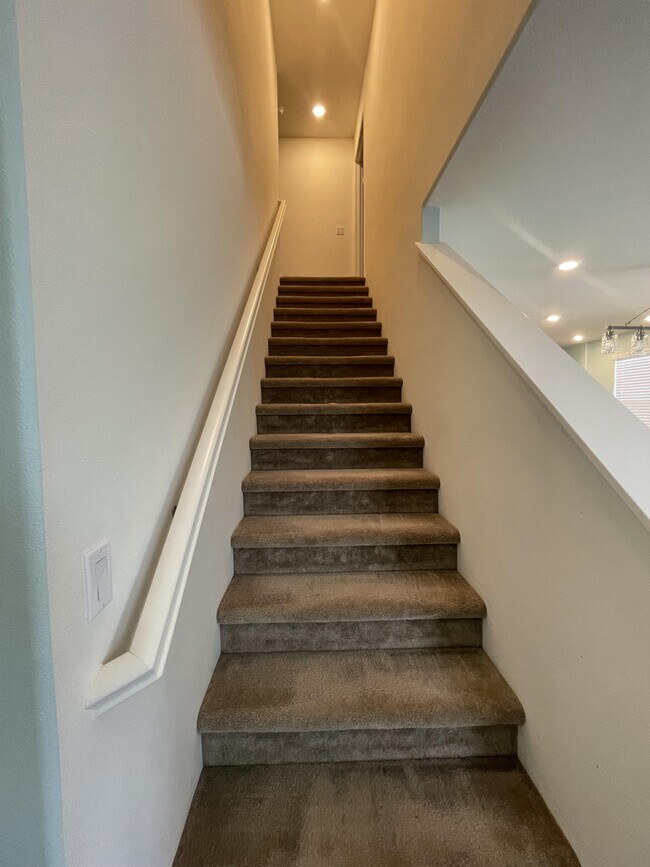 Building Photo - 30433 Village Knoll Dr