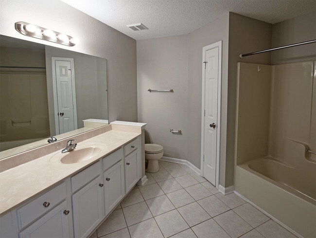 Building Photo - 3 Bedroom, 2 Bath Near Whitten and Dexter