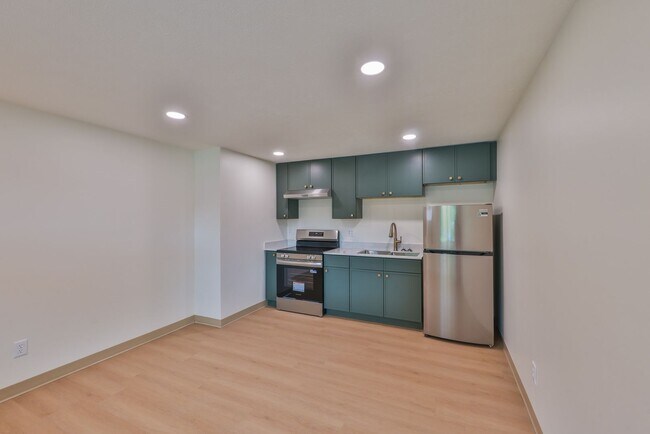 Building Photo - 551 Elm St
