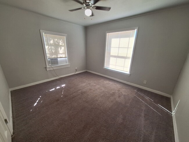 Building Photo - 2 bedroom, 1 bath