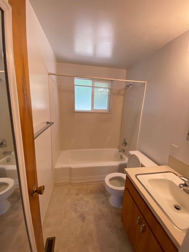 Building Photo - 525 Brookside Pl