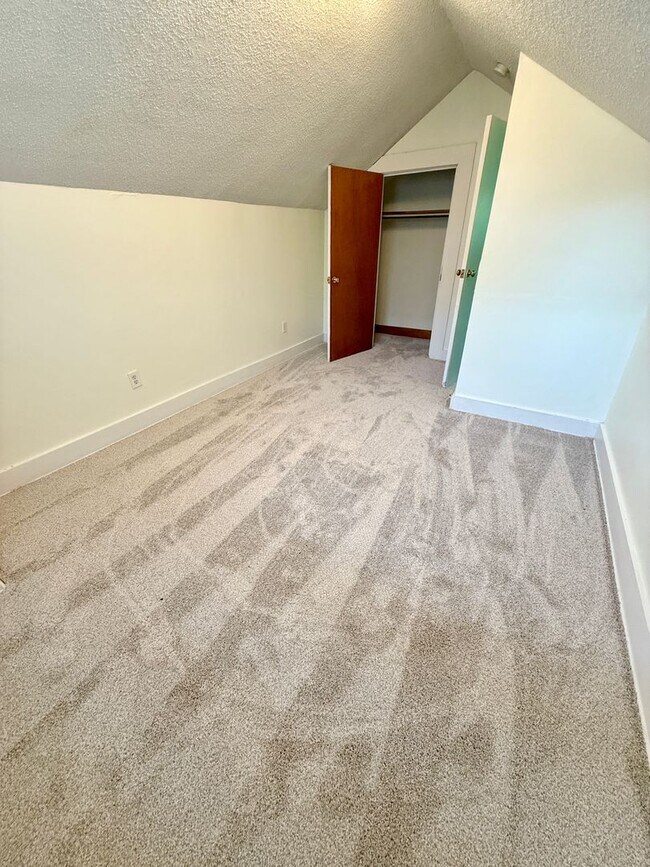 Building Photo - Inglewood 1 Bedroom Upstairs Apartment $11...