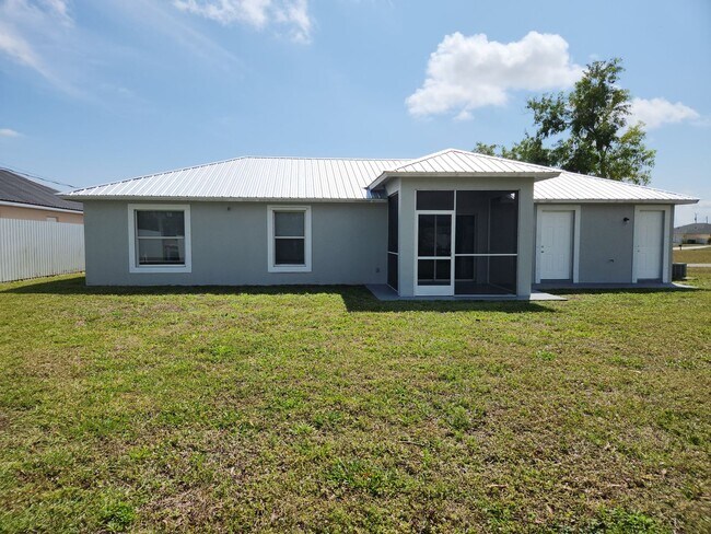 Building Photo - 827 NE 23rd Terrace