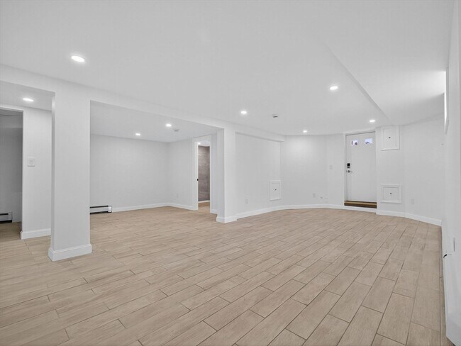 Building Photo - 471 Medford St
