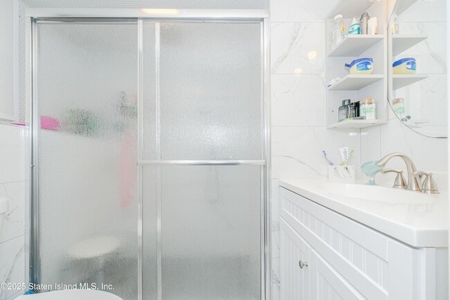 Building Photo - 453 Dongan Hills Ave