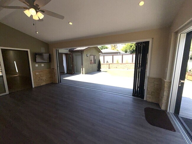 Building Photo - Burbank Hillside 3brm, 3bath Residence.