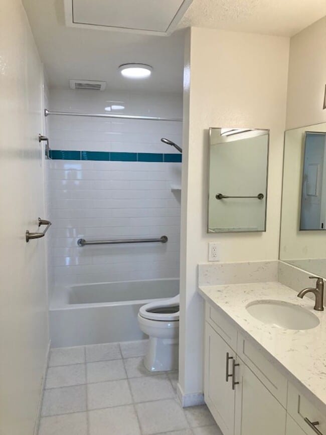 Building Photo - $3,300 2-Bed/2-Bath/2-Parking Townhouse in...