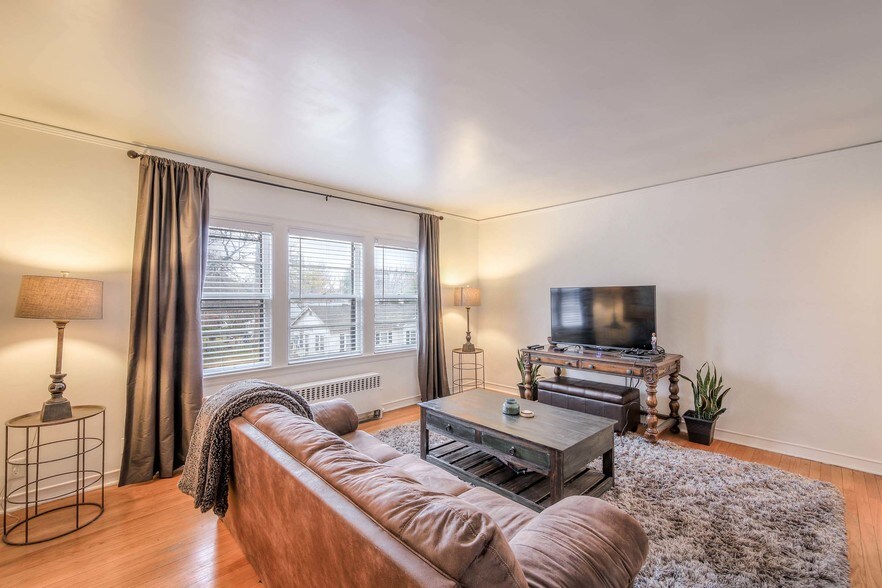 Primary Photo - 1524 E 17th St