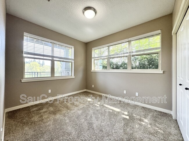 Building Photo - 616 NE Adwick Dr