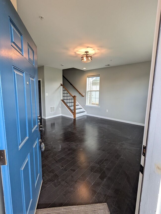 Building Photo - Two Level END UNIT condo in East of Market...