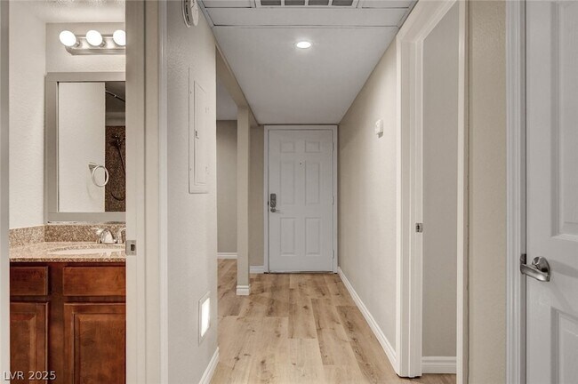 Building Photo - 5240 Indian River Dr