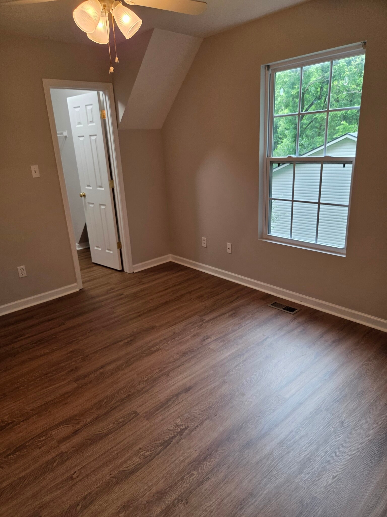 Building Photo - 3929 Acorn Dr