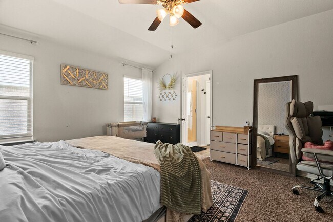 Building Photo - 310 Saddleback Trl