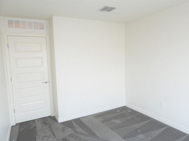 Building Photo - 4 Bedroom 2.5 Bathroom