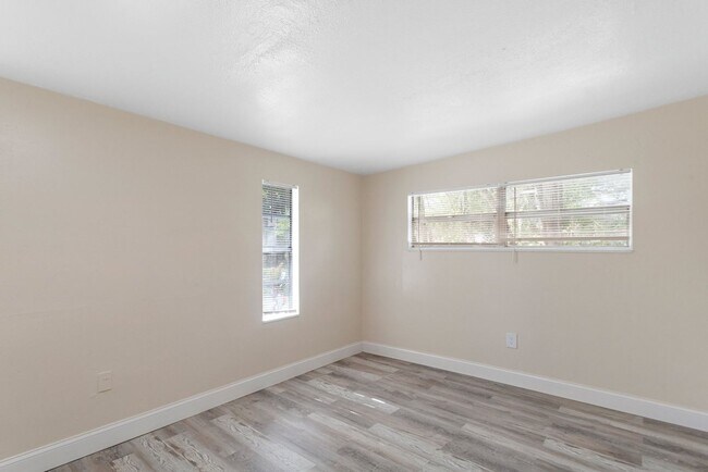 Building Photo - Spacious 4bdrm/1bath House ** $1,945.00 **...