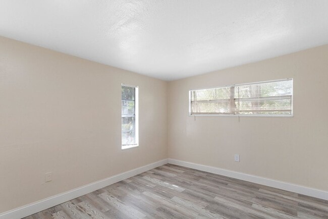 Building Photo - Spacious 4bdrm/1bath House ** $1,995.00 **...