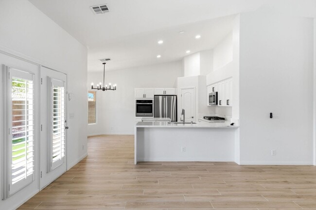 Building Photo - Beautiful Remodeled Single-Story Home W/ Pool in Southern Highlands