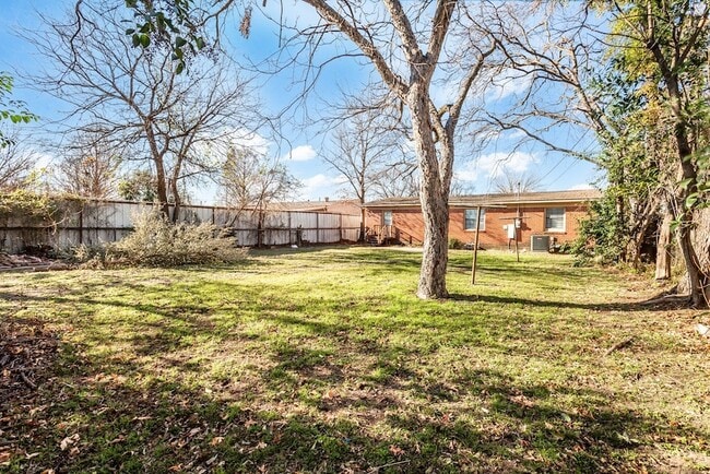 Building Photo - 10818 Sharondale Ln