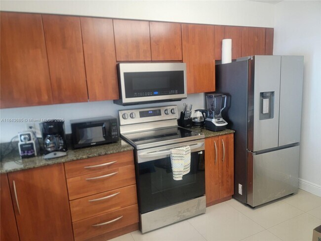 Building Photo - 1200 Brickell Bay Dr