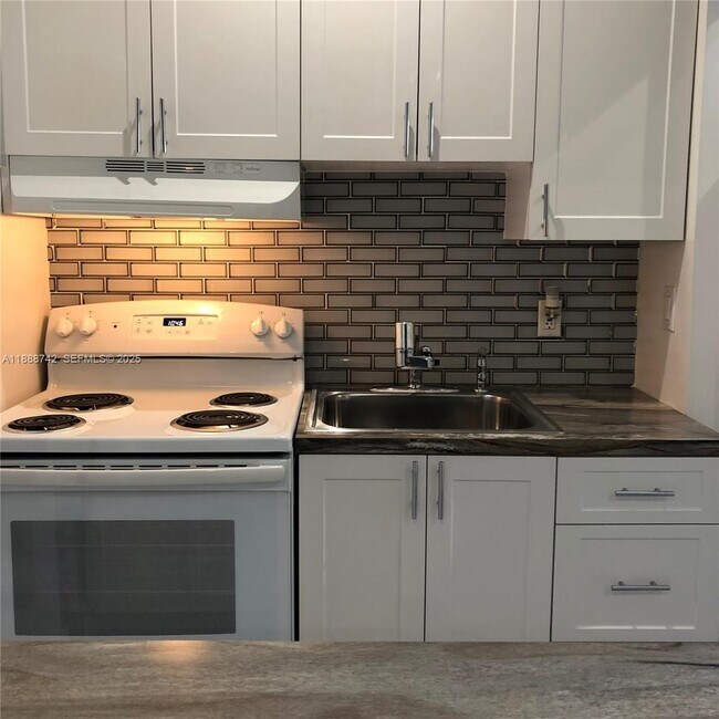 Building Photo - 6819 SW 15th St