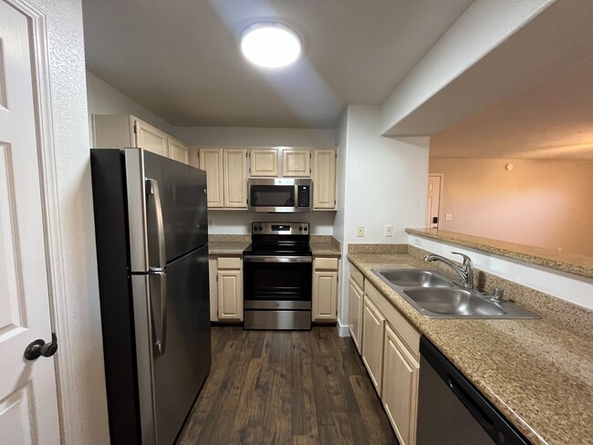Building Photo - 555 E Silverado Ranch Blvd