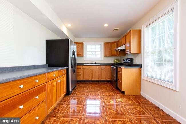 Building Photo - 303 Lincoln Ave