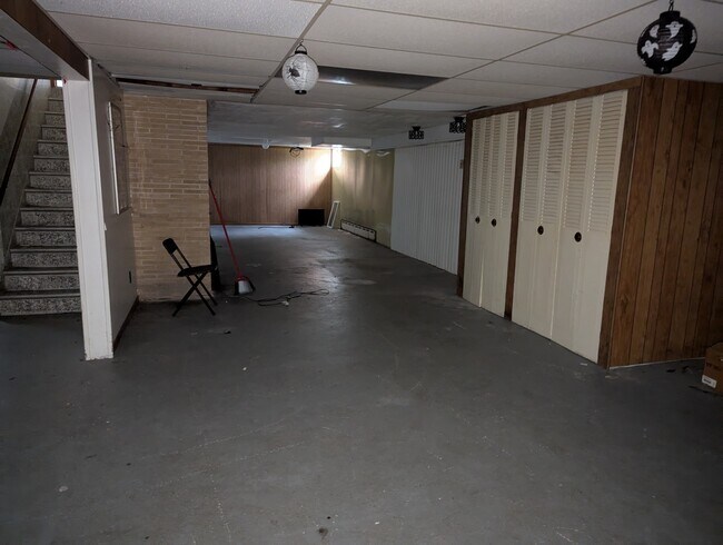 Building Photo - 219 W 79th St