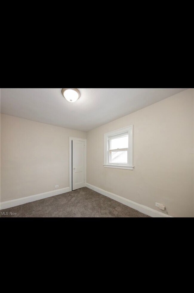 Building Photo - Charming 4-Bedroom Property in Prime Location