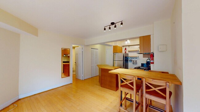 Building Photo - 1801 Clydesdale Pl NW