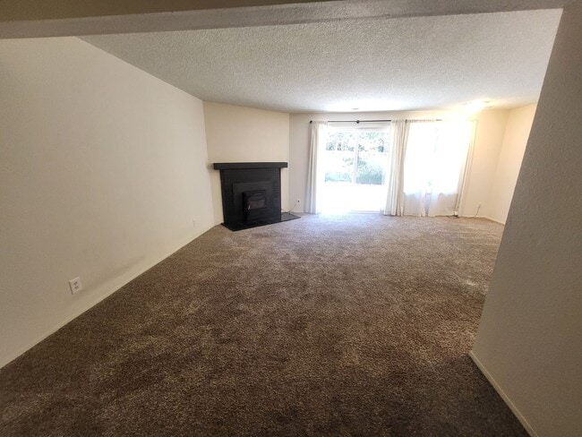 Building Photo - Bainbridge Townhouse with garage