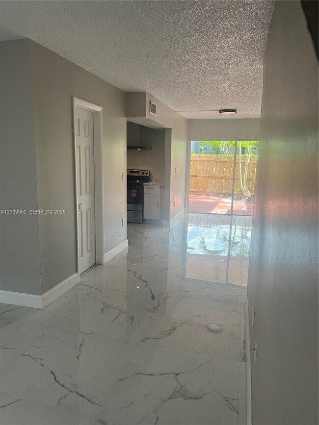 Building Photo - 5909 SW 36th Ct