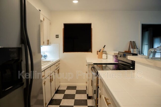 Building Photo - 1805 E Fern Rd