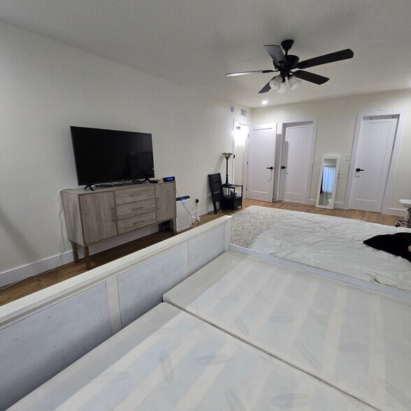 Building Photo - 916 S Sherbourne Dr