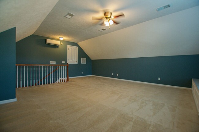 Building Photo - Pet Friendly Three Bedroom with Bonus in S...